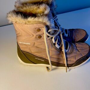 Columbia waterproof fur lined boots women’s 6.5